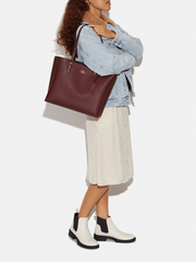 Coach-Mollie-Tote-Wine-Multi-Balilene-onmodel