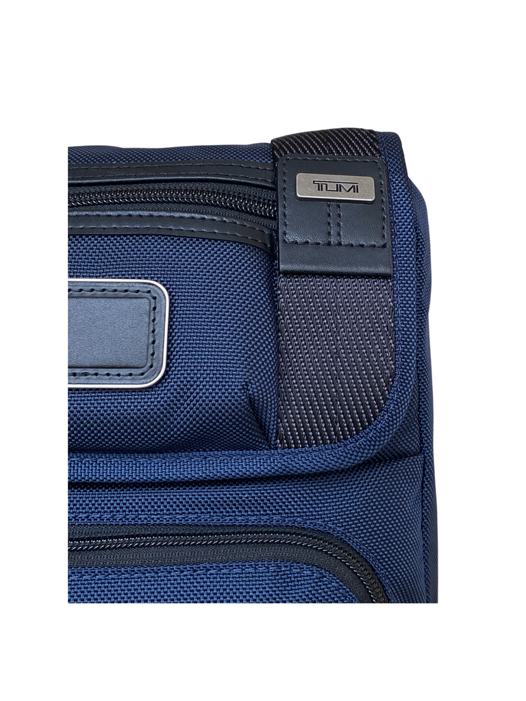 Detail-Depan-Tumi-Kerby-Crossbody-Bag-Navy