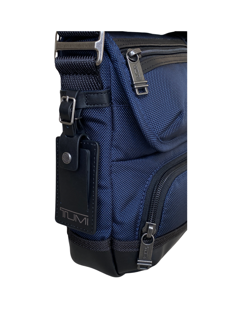 Detail-Samping-Tumi-Kerby-Crossbody-Bag-Navy