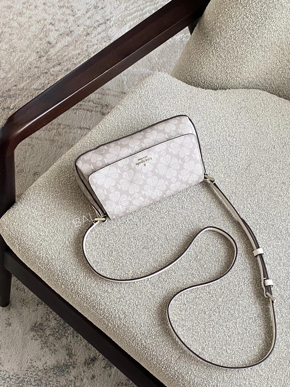 Kate-Spade-Sutton-Spade-Flower-Mini-Flap-Crossbody-Dark-Beige-Moon-Dust-balilene
