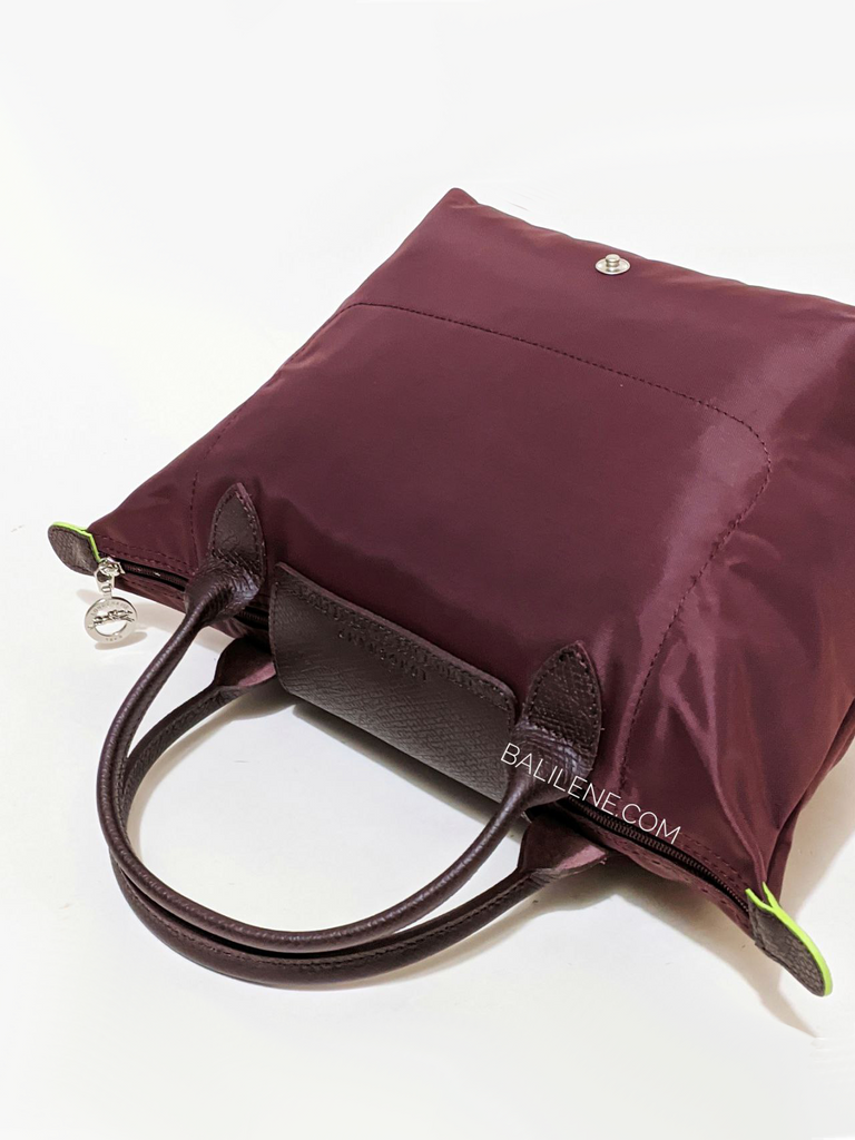 detail-bagian-belakang-Longchamp-Le-Pliage-Green-Small-Top-Handle-Bag-Bordeaux