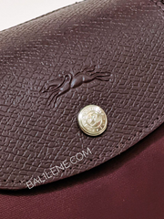 detail-logo-Longchamp-Le-Pliage-Green-Small-Top-Handle-Bag-Bordeaux