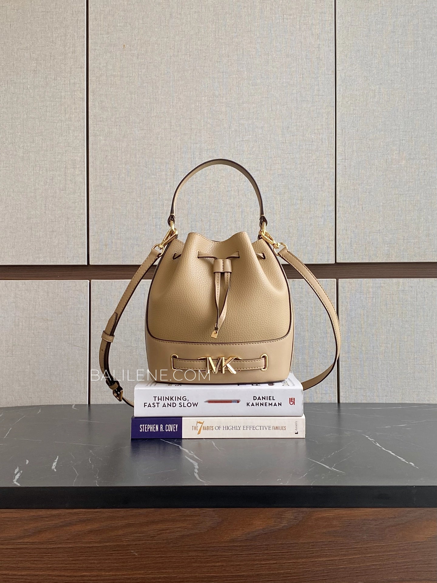 Michael-Kors-Reed-Medium-Belted-Messenger-Leather-Bag-Camel-balilene