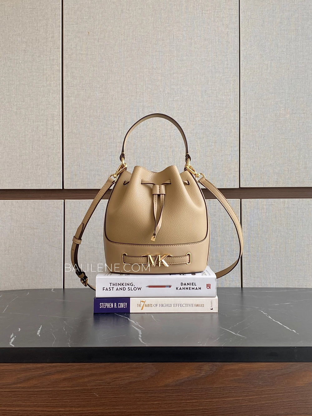 Michael-Kors-Reed-Medium-Belted-Messenger-Leather-Bag-Camel-balilene