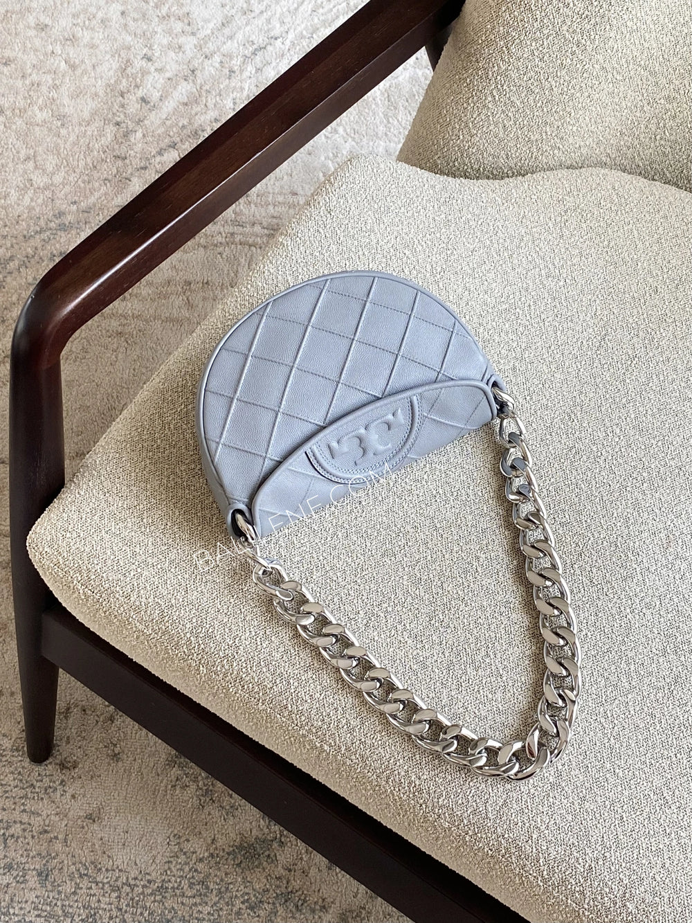 Tory-Burch-Fleming-Soft-Mini-Crescent-Bag-Slate-balilene
