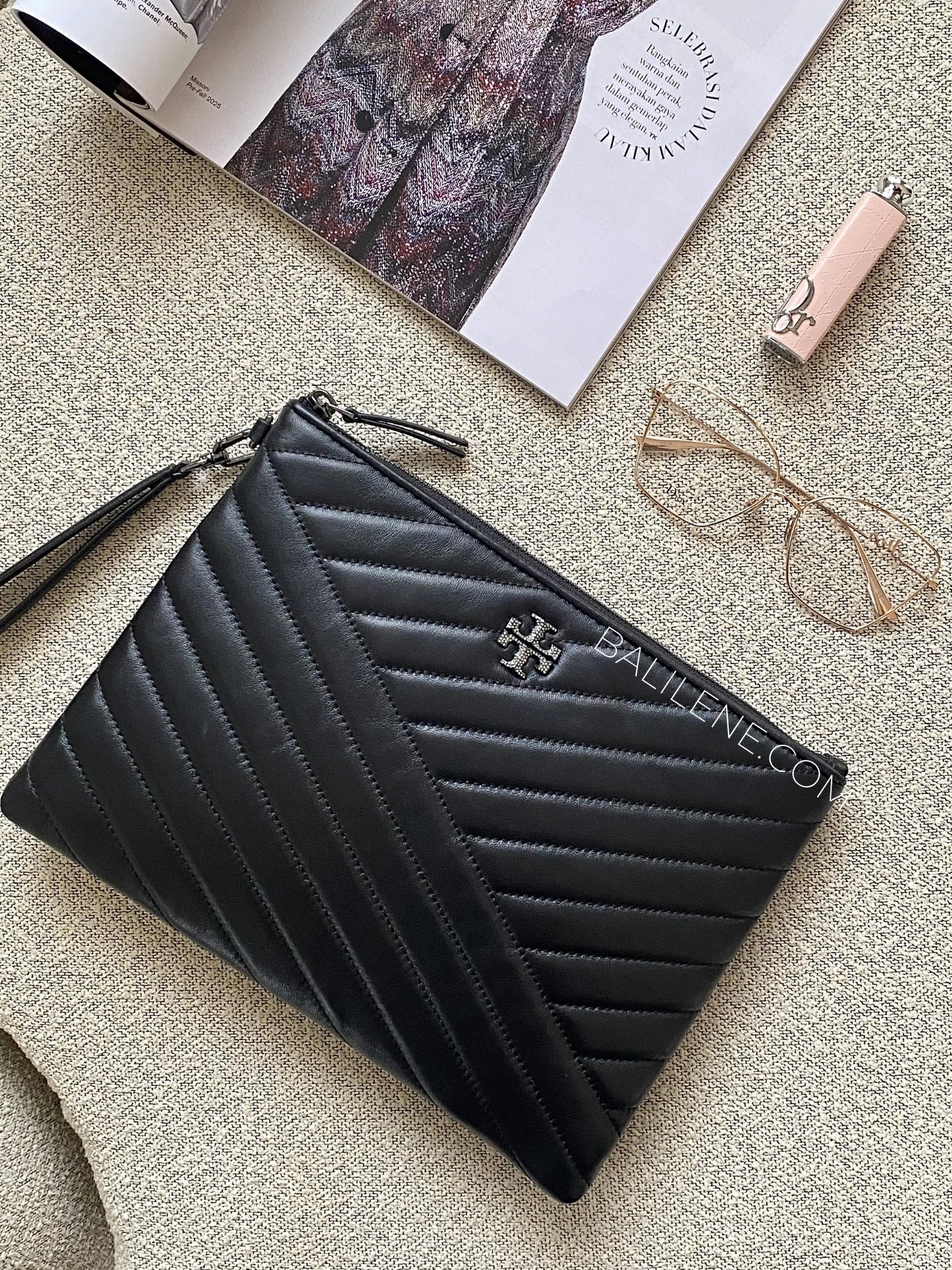 Tory-Burch-Kira-Chevron-Pave-Logo-Pouch-Black-balilene