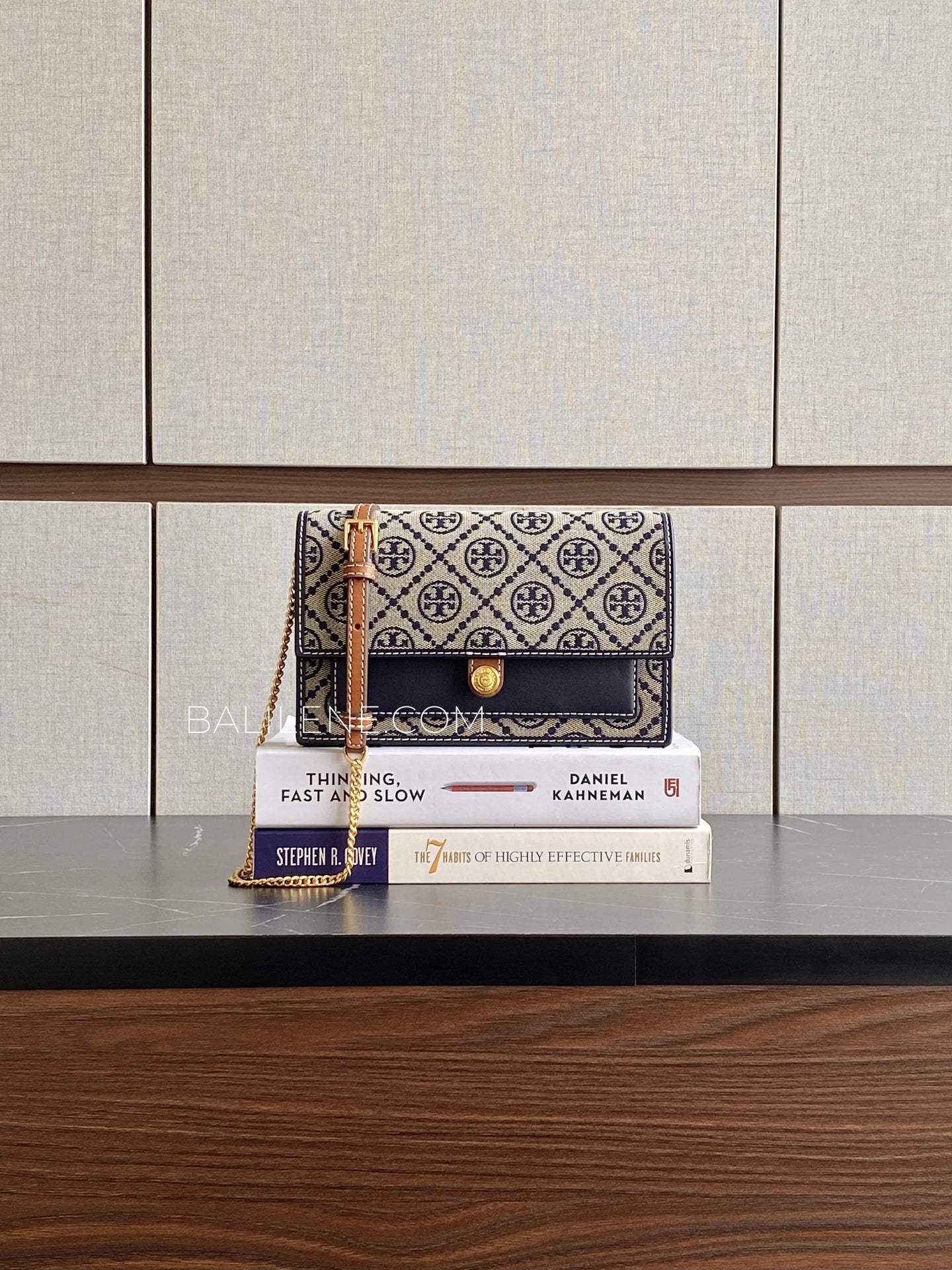 Tory-Burch-T-Monogram-Chain-Wallet-Tory-Navy-balilene