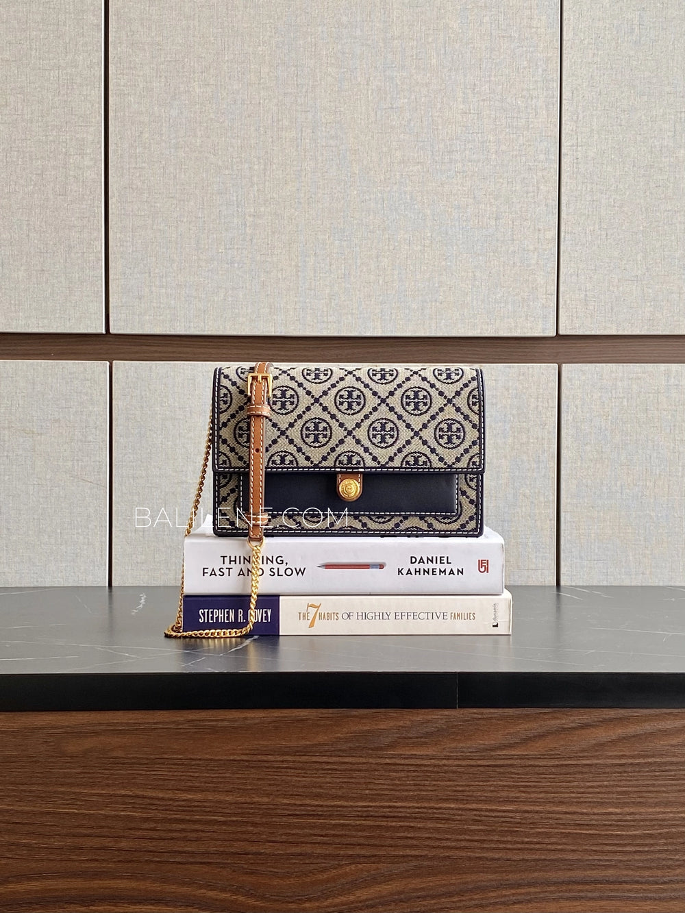 Tory-Burch-T-Monogram-Chain-Wallet-Tory-Navy-balilene