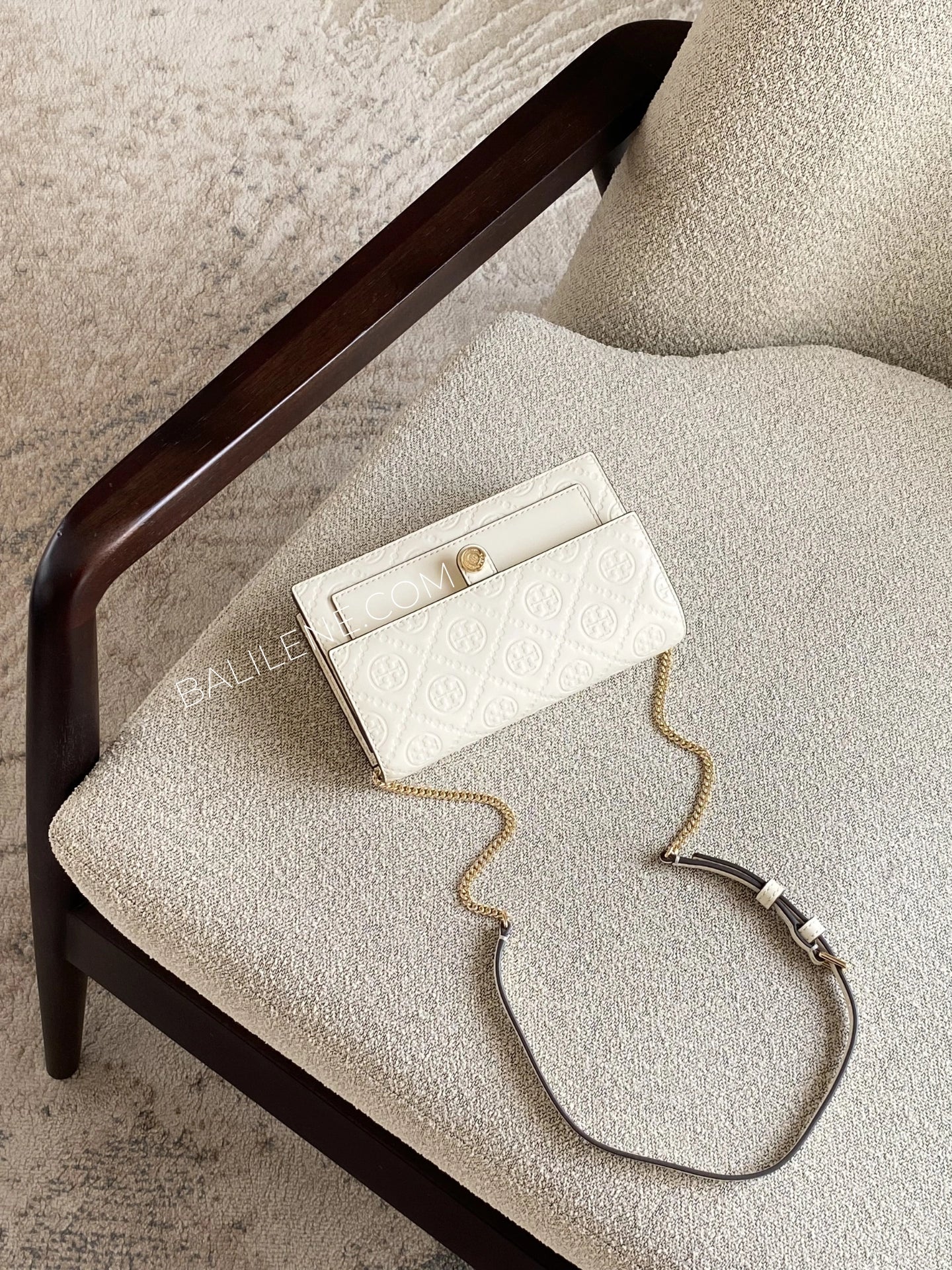 Tory-Burch-T-Monogram-Leather-Chain-Wallet-Light-Cream-balilene
