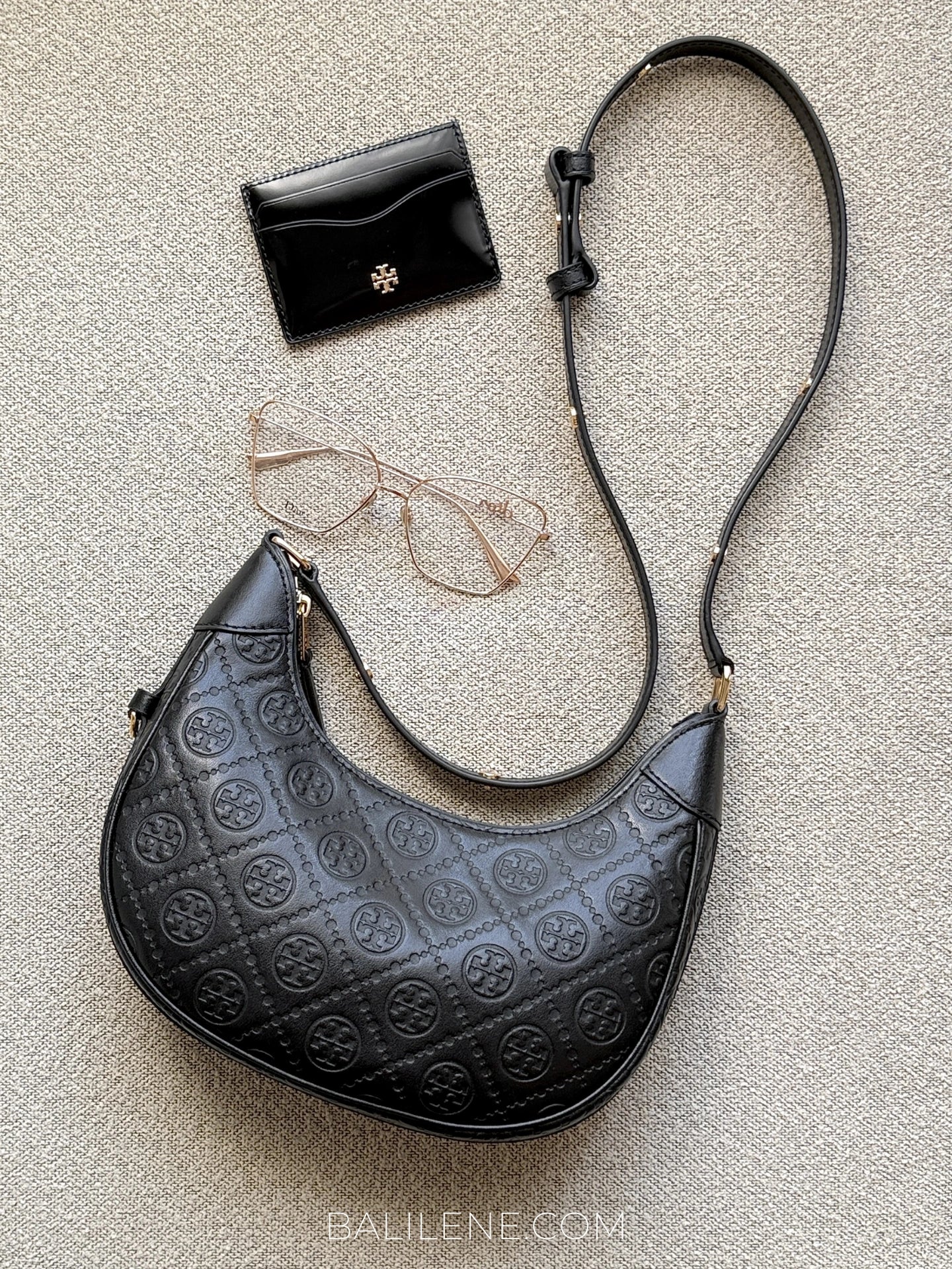Tory-Burch-T-Monogram-Leather-Crescent-Bag-Black-balilene
