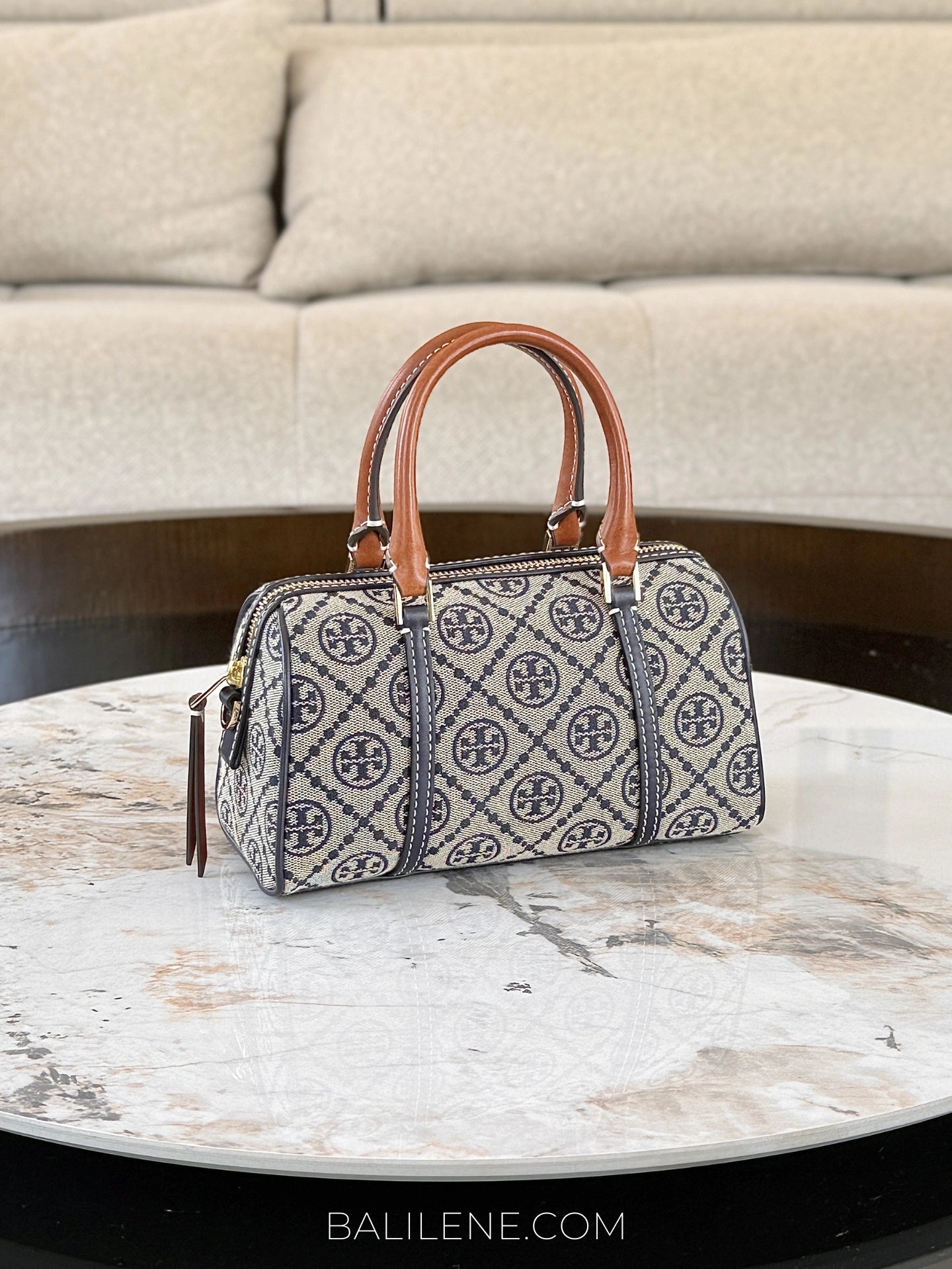 Tory-Burch-T-Monogram-Mini-Petite-Barrel-Bag-Tory-Navy-balilene