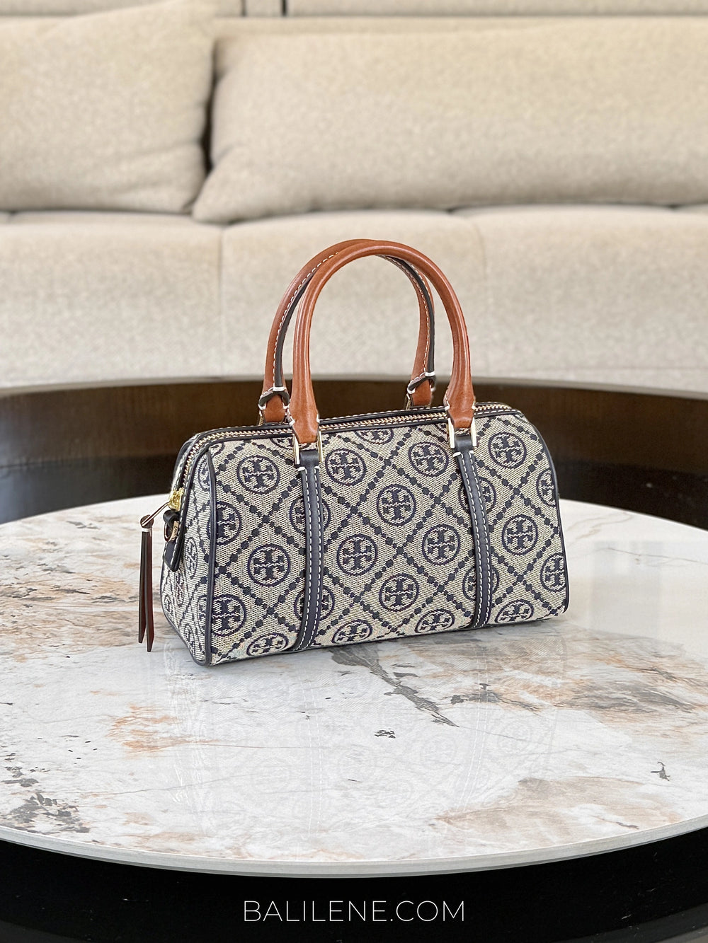 Tory-Burch-T-Monogram-Mini-Petite-Barrel-Bag-Tory-Navy-balilene