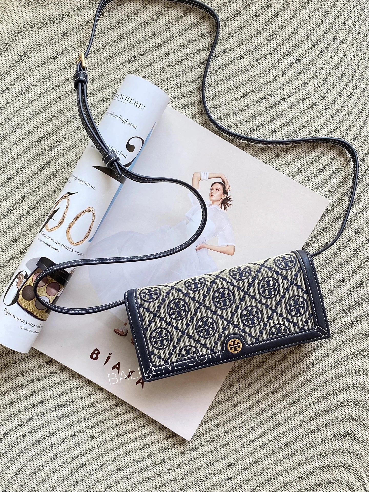 Tory-Burch-T-Monogram-Wallet-Crossbody-Tory-Navy-balilene