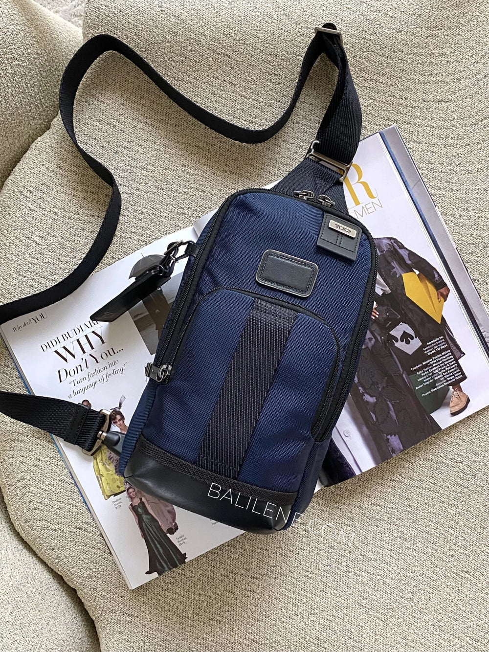Tumi-Fife-Slim-Sling-Bag-Navy-balilene