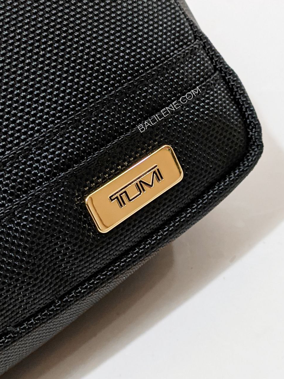 Tumi-Medium-Kit-Travel-Pouch-Black-Balilene-detail-logo
