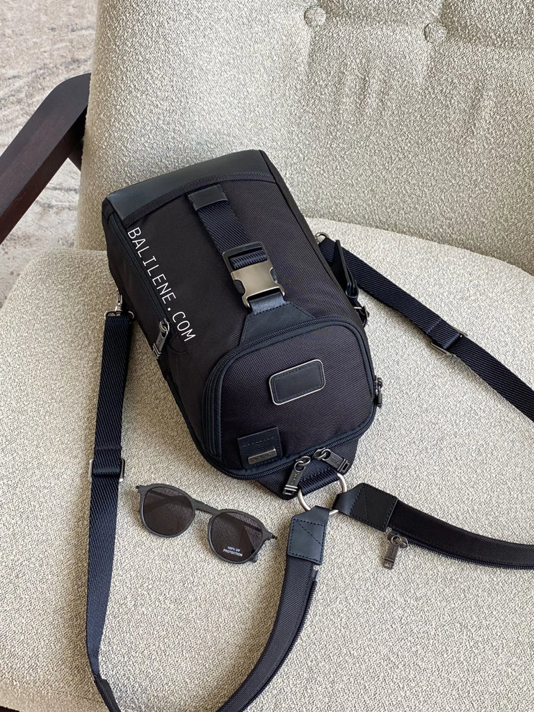 Tumi-Woodland-Sling-Black-balilene