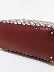 bagian-bawah-Tory- Burch- Geo -Logo- Zip- Tote -Crimson -Red- Logo -Allover