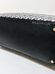 bagian-bawah-Tory -Burch -Geo- Logo- Top -Zip- Tote- Black -Logo- Allover