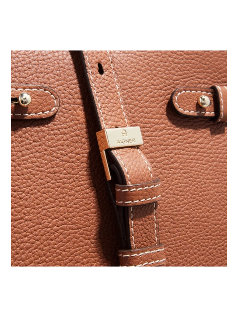 detail-Aigner-Farah-Leather-Crossbody-Bag-Cognac