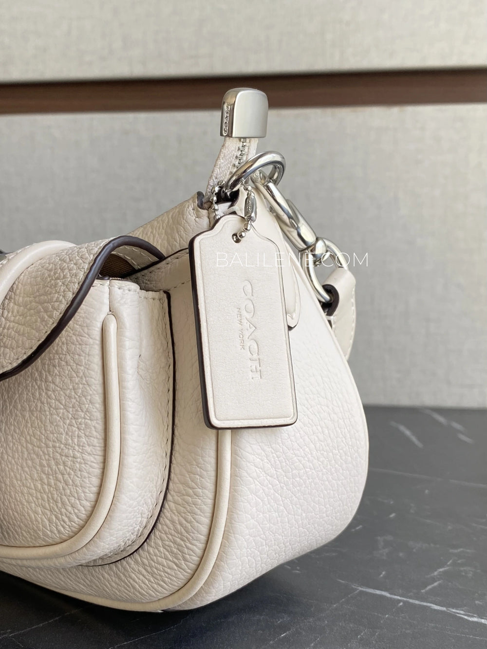 detail-Coach-Ashton-Shoulder-Bag-Chalk-balilene