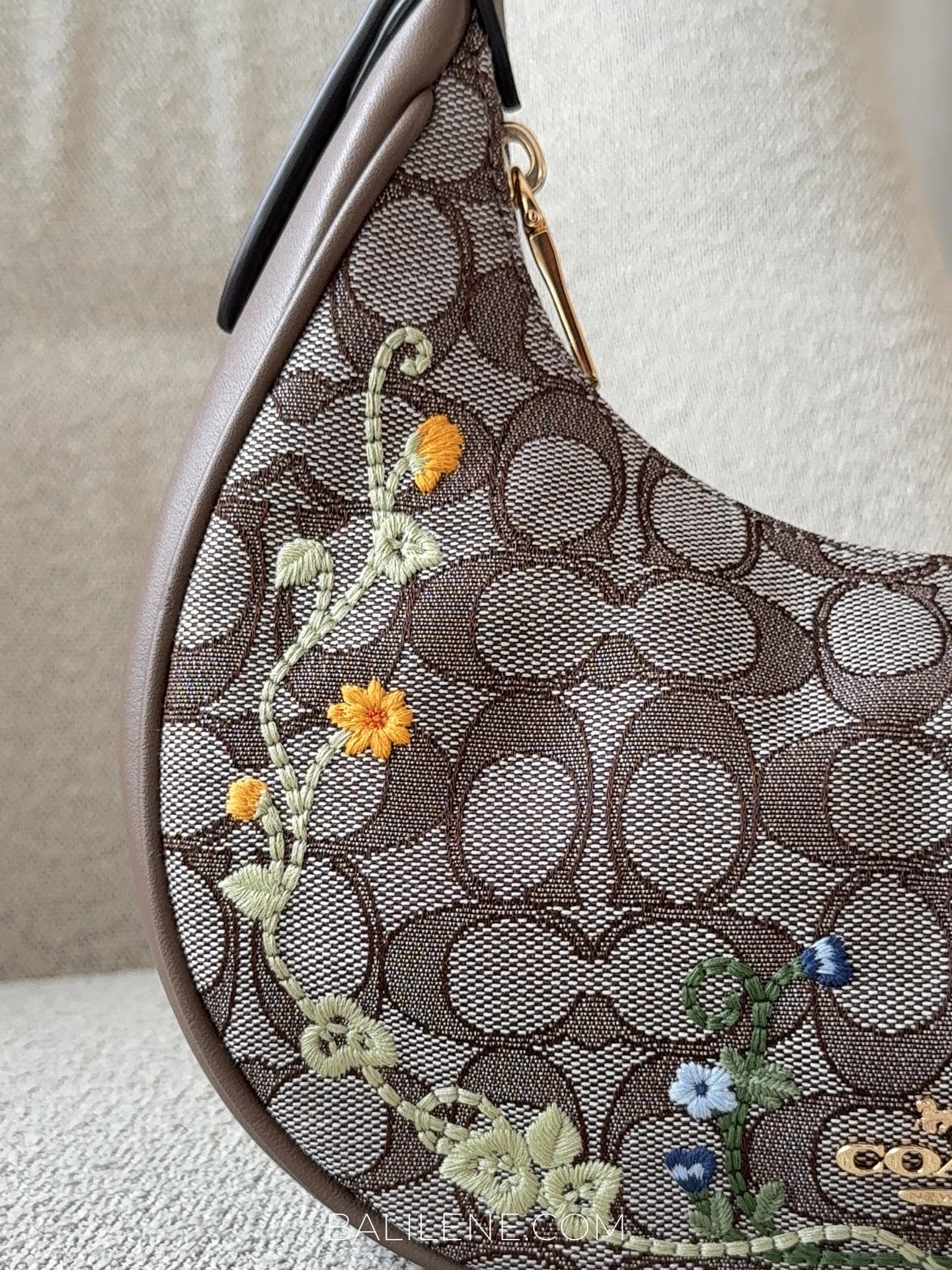 detail-Coach-Emily-Shoulder-Bag-In-Signature-Jacquard-With-Floral-Embroidery-Oak-Multi-balilene
