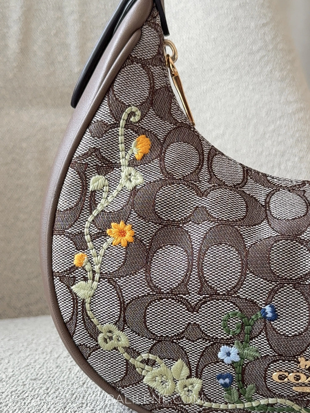 detail-Coach-Emily-Shoulder-Bag-In-Signature-Jacquard-With-Floral-Embroidery-Oak-Multi-balilene