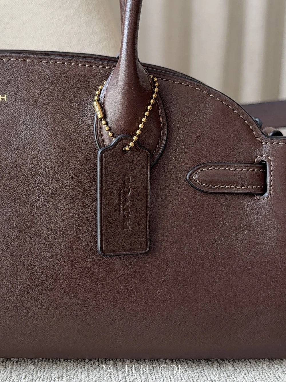 detail-Coach-Empire-Carryall-Bag-34-Maple-balilene