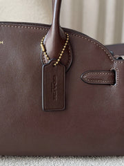 detail-Coach-Empire-Carryall-Bag-34-Maple-balilene