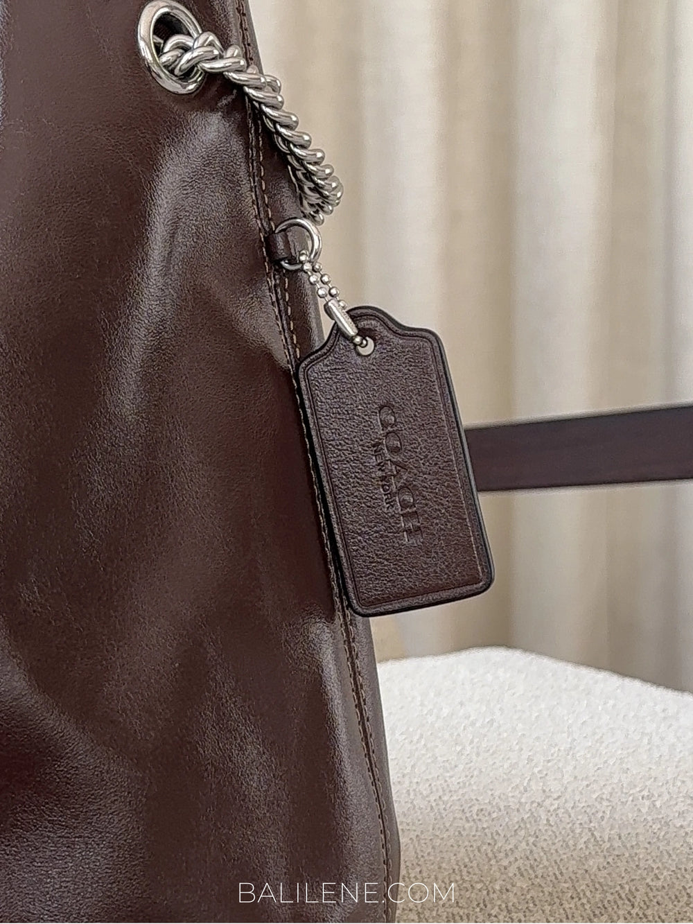 detail-Coach-Evelyn-Shoulder-Bag-Maple-balilene