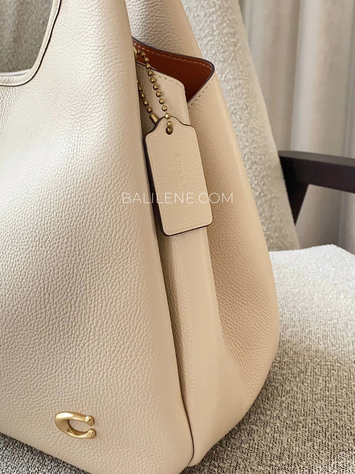 detail-Coach-Lana-Shoulder-Bag-Pebble-Leather-Ivory-balilene