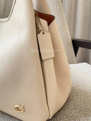 detail-Coach-Lana-Shoulder-Bag-Pebble-Leather-Ivory-balilene