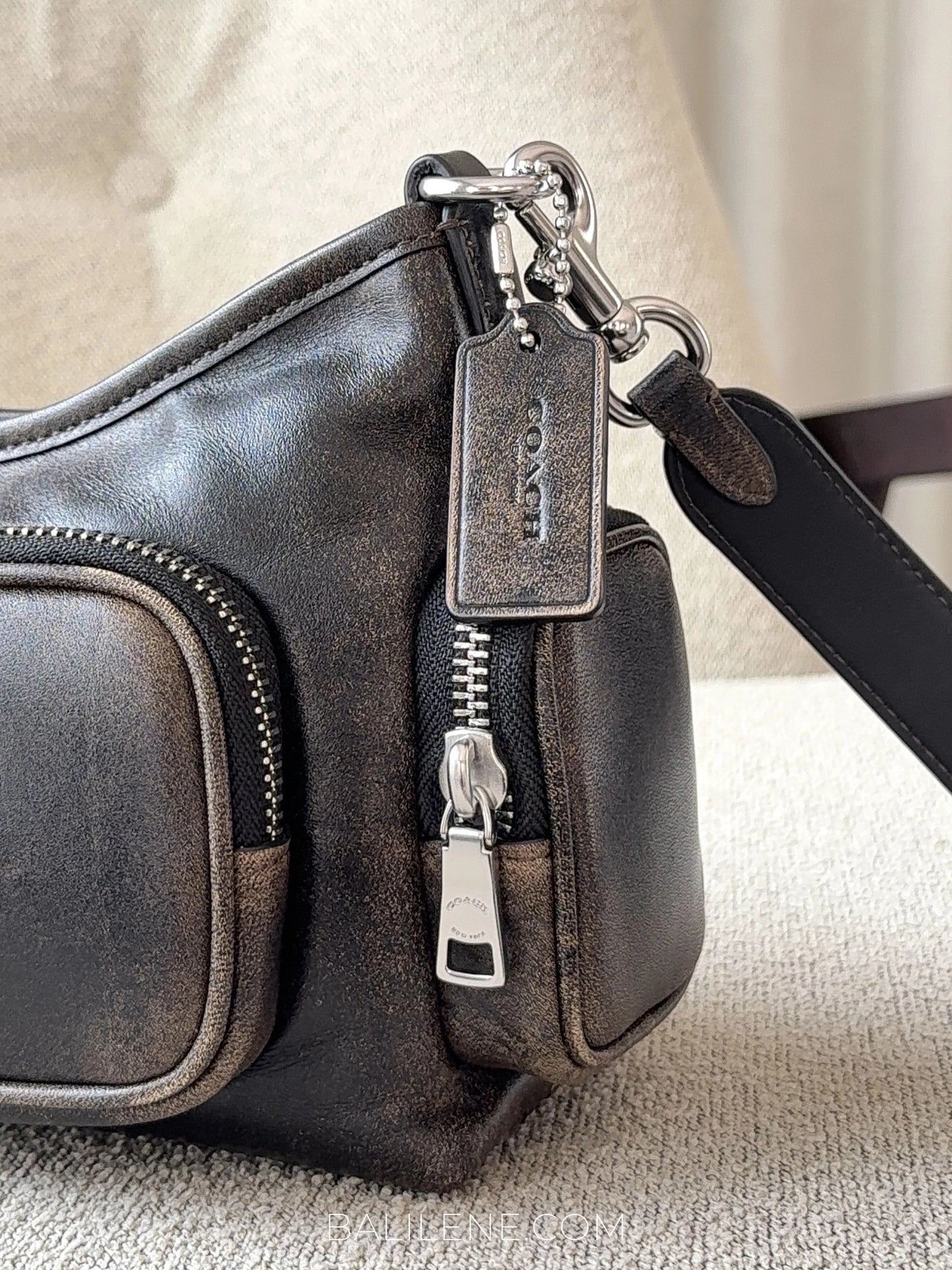 detail-Coach-Laurel-Shoulder-Bag-22-With-Pockets-In-Loved-Leather-Black-Brown-balilene
