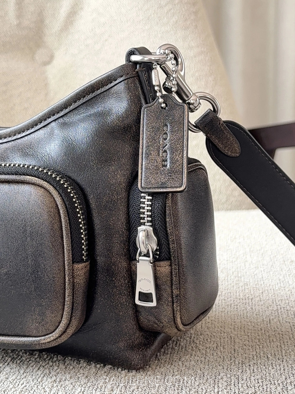 detail-Coach-Laurel-Shoulder-Bag-22-With-Pockets-In-Loved-Leather-Black-Brown-balilene