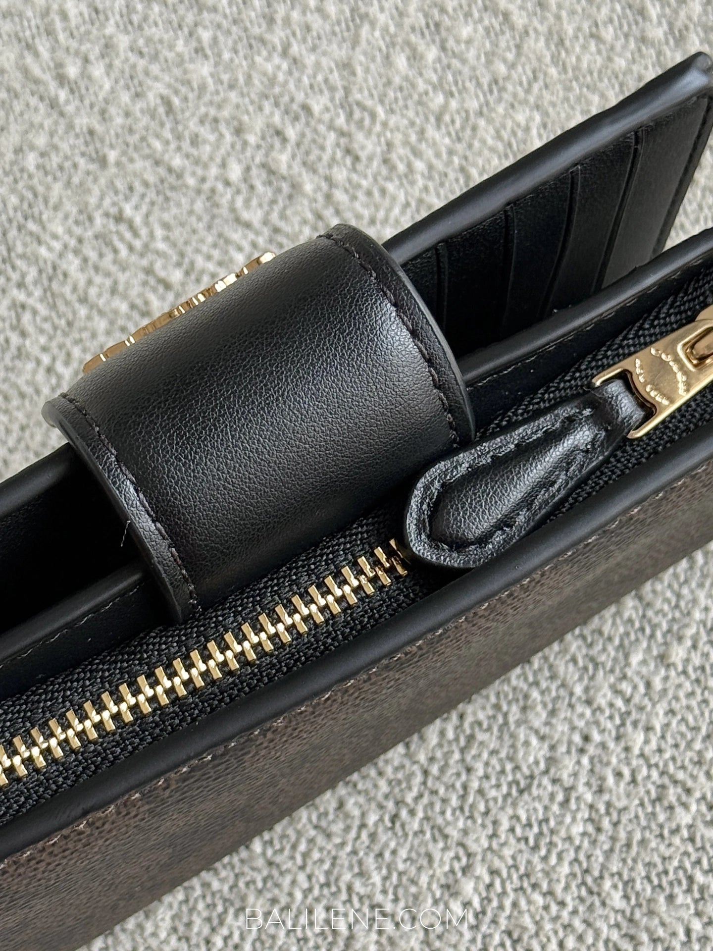 detail-Coach-Medium-Corner-Zip-Wallet-In-Signature-Canvas-Walnut-Black-balilene
