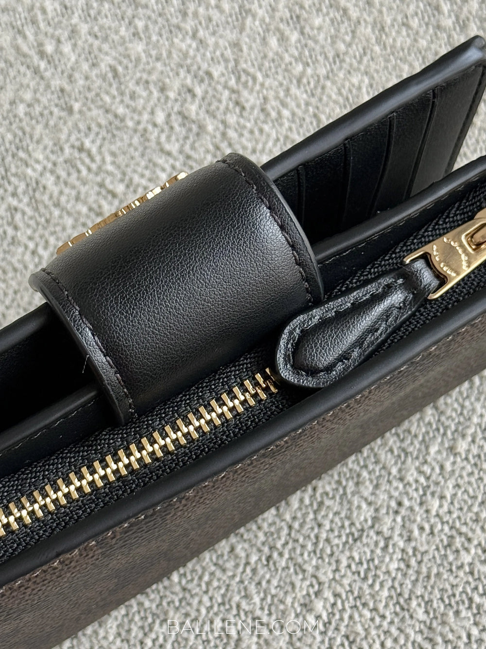 detail-Coach-Medium-Corner-Zip-Wallet-In-Signature-Canvas-Walnut-Black-balilene