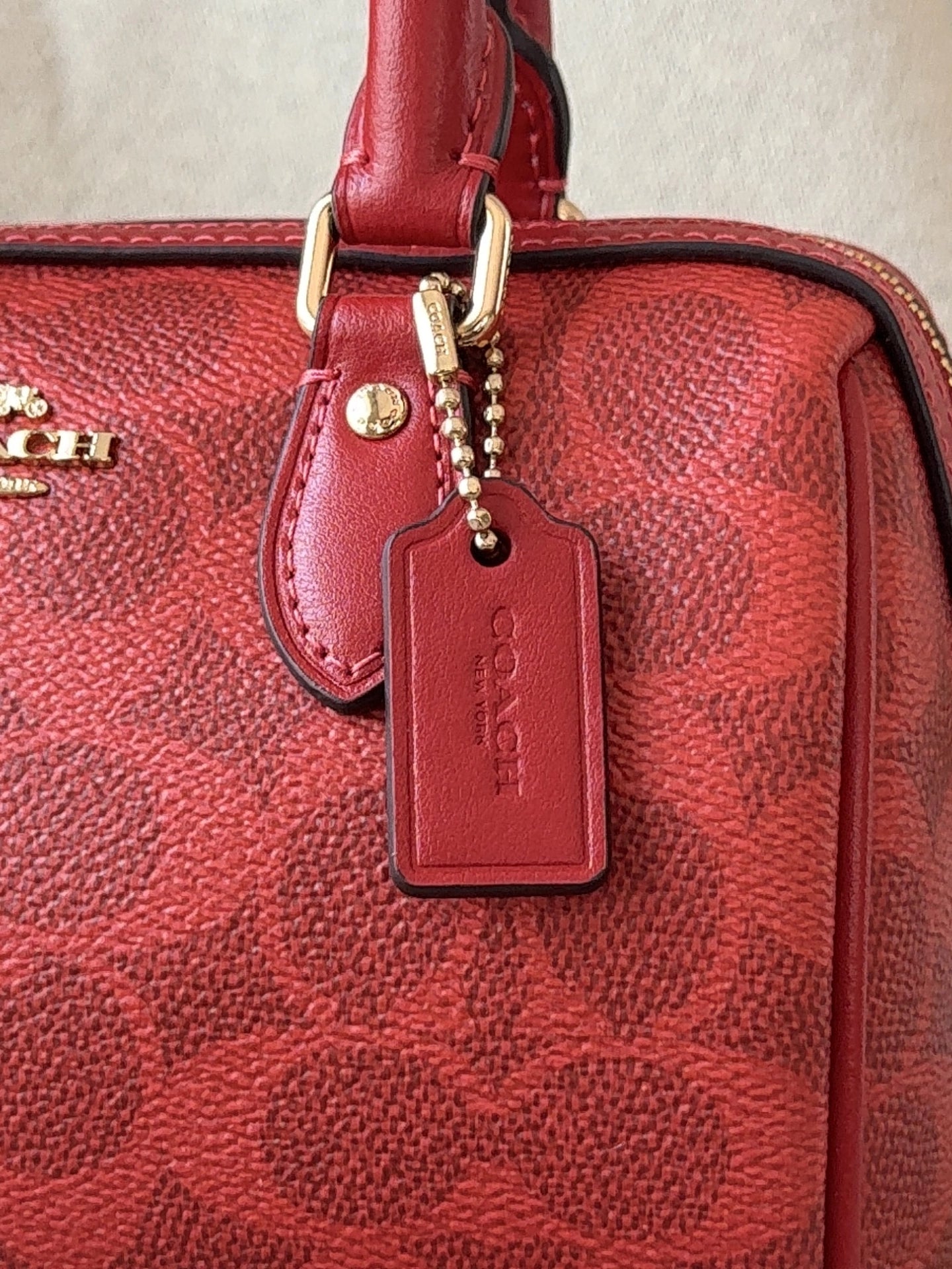 detail-Coach-Mini-Rowan-Crossbody-Bag-In-Signature-Canvas-Crimson-balilene