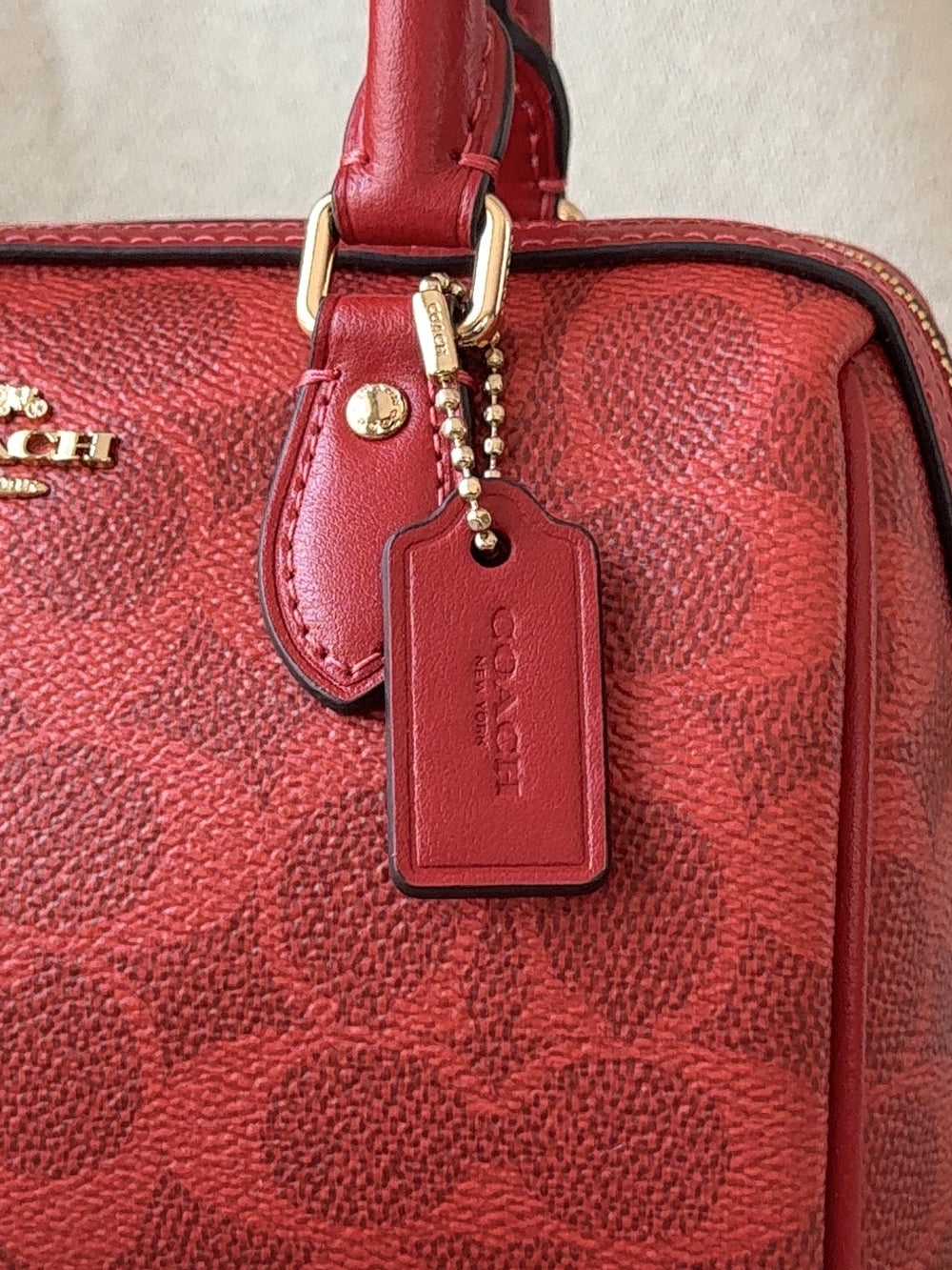 detail-Coach-Mini-Rowan-Crossbody-Bag-In-Signature-Canvas-Crimson-balilene