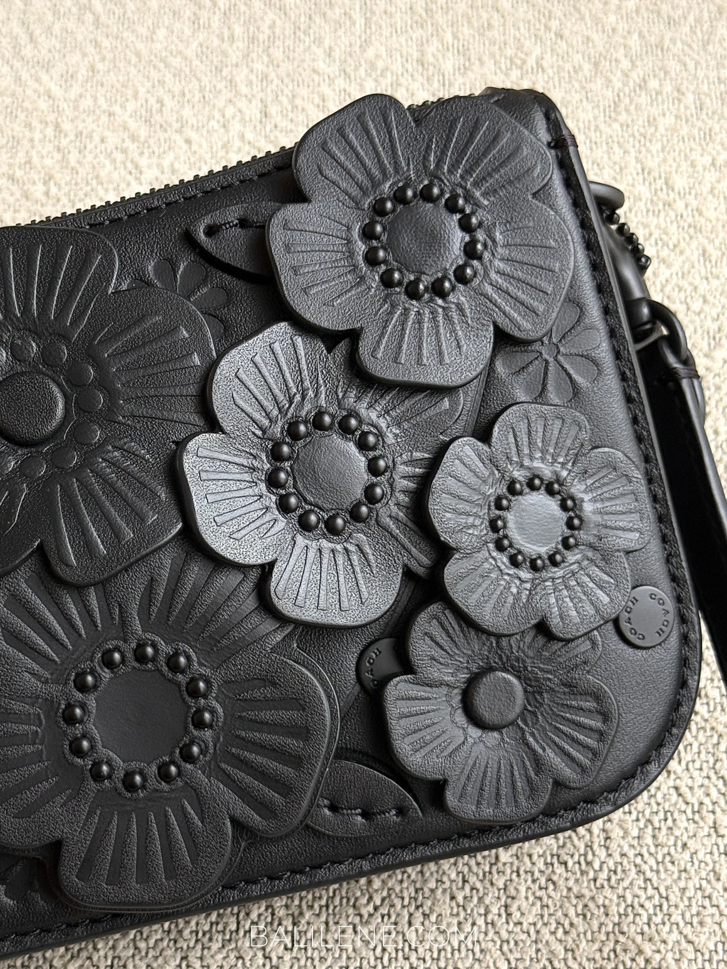 detail-Coach-Penn-Shoulder-Bag-With-Tea-Rose-Black-balilene