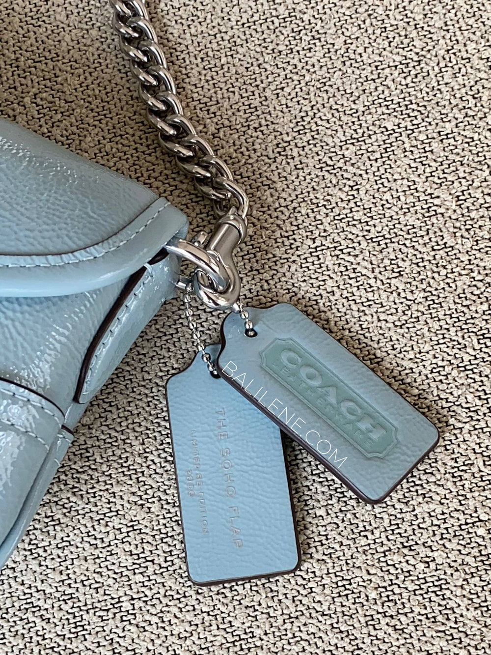 detail-Coach-Soho-25-Crinkle-Leather-Shoulder-Bag-Light-Blue-balilene