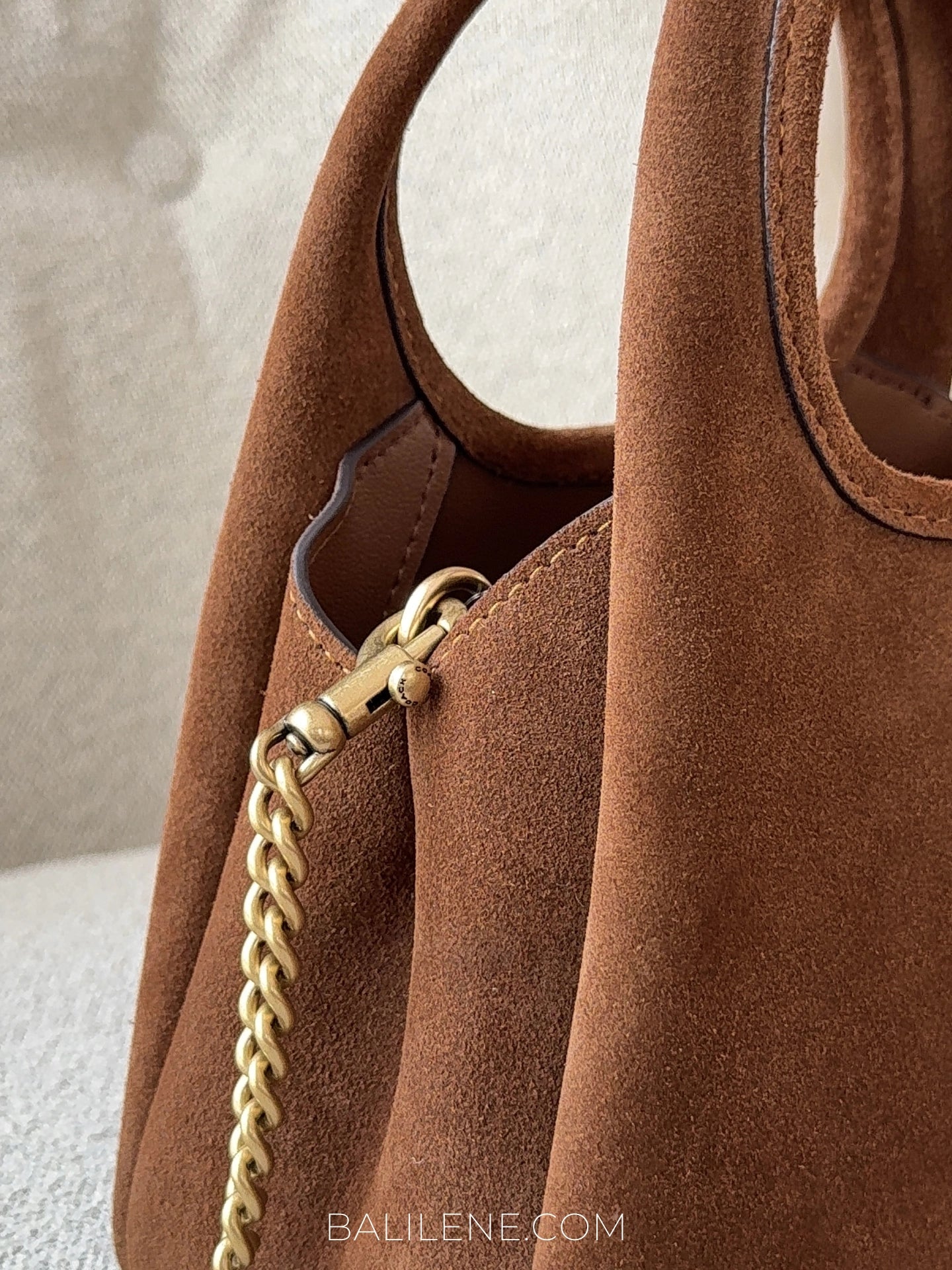 detail-Coach-Suede-Lana-Shoulder-Bag-19-Warm-Brown-balilene