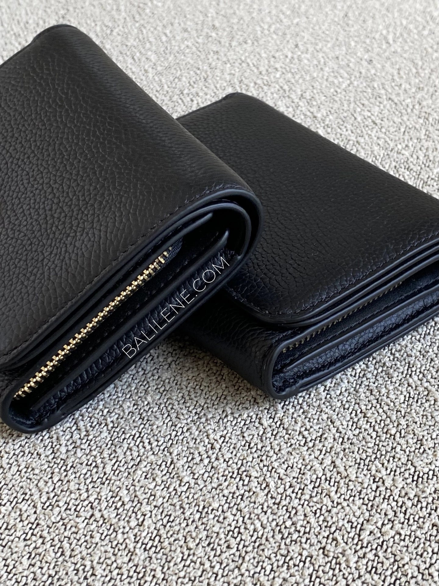 detail-Kate-Spade-Kayla-Pebbled-Leather-Small-L-Zip-Wallet-Black-balilene