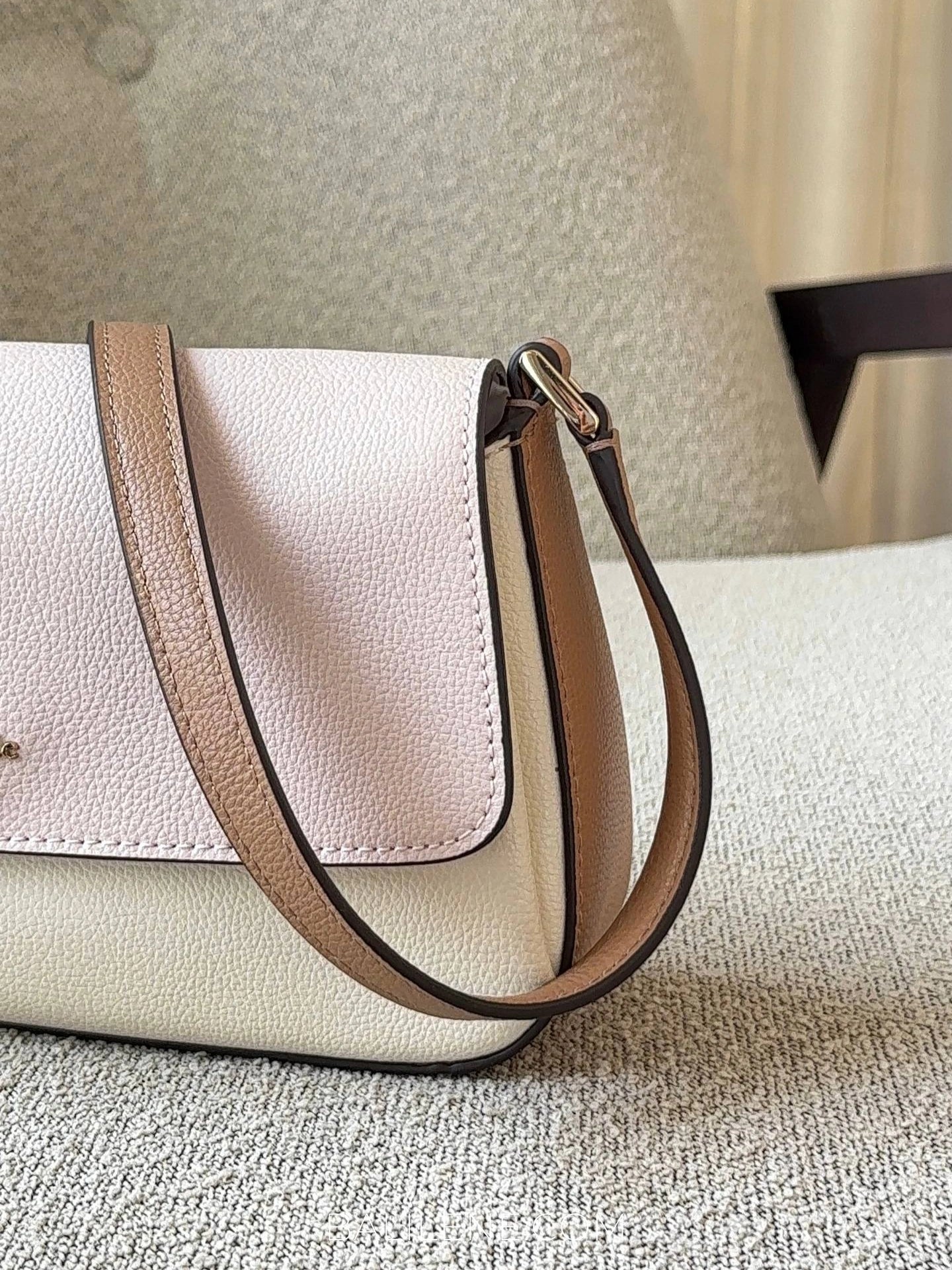 detail-Kate-Spade-Sutton-Mini-Flap-Crossbody-Bag-Powdered-Sugar-Multi-balilene