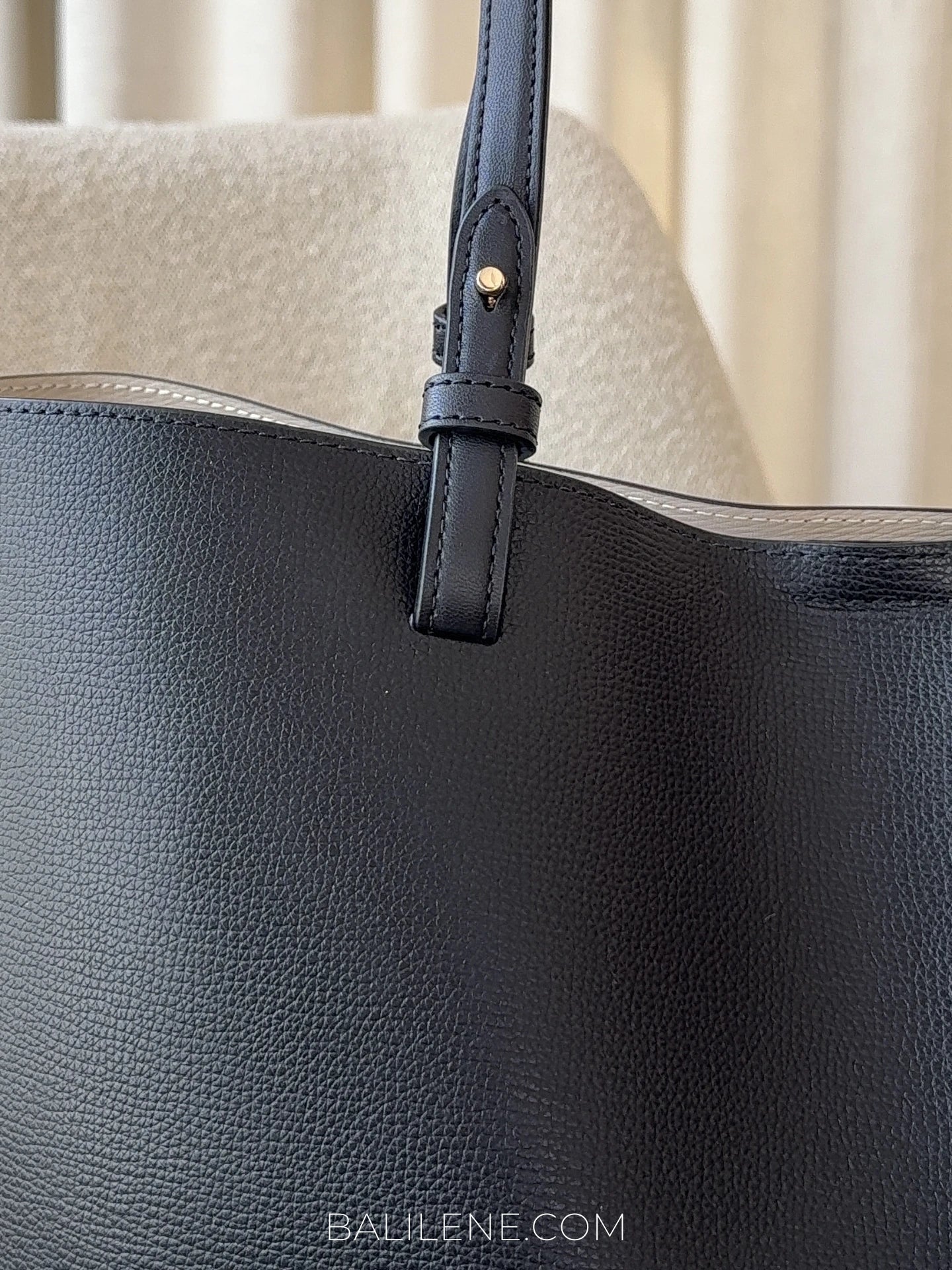 detail-Kate-Spade-Tessa-Tote-Bag-With-Charm-Black-balilene