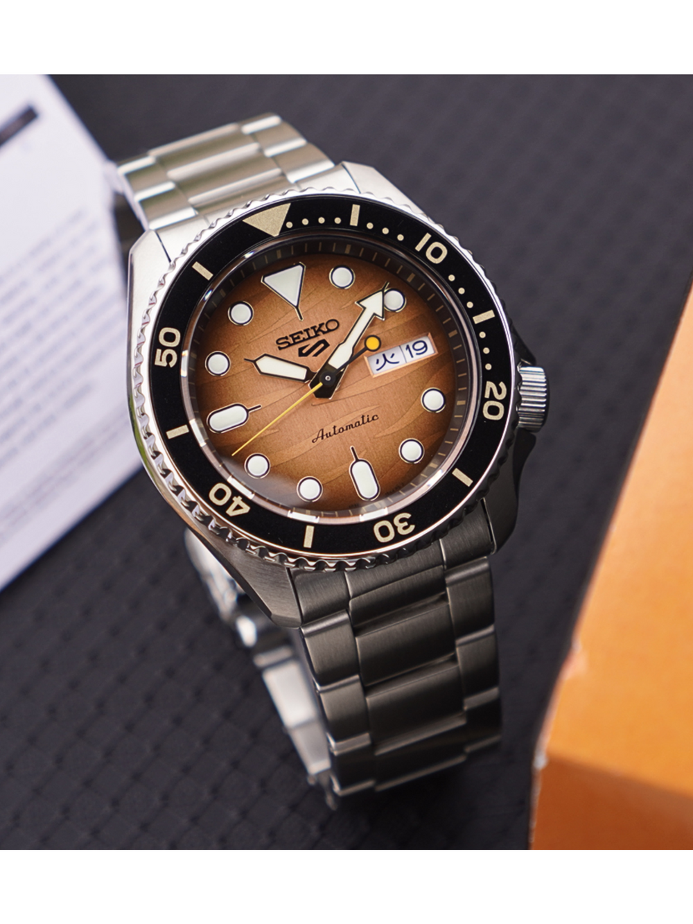 detail-Seiko-5-Sports-SRPL45K1-Tiger-Exclusive-3rd-Limited-Edition