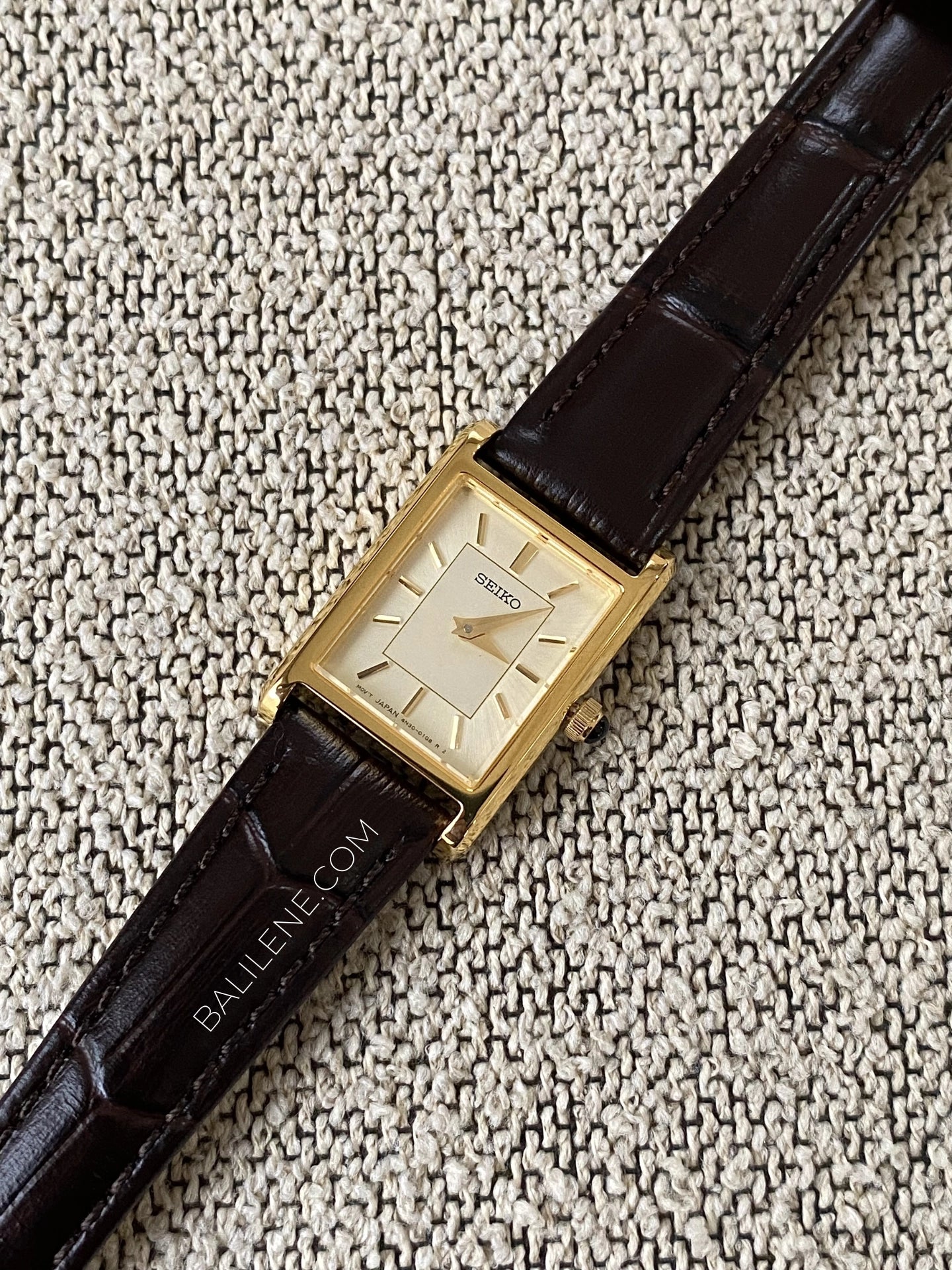 detail-Seiko-SWR110P1-Classic-Women-Quartz-Leather-Strap-Watch-Black-balilene