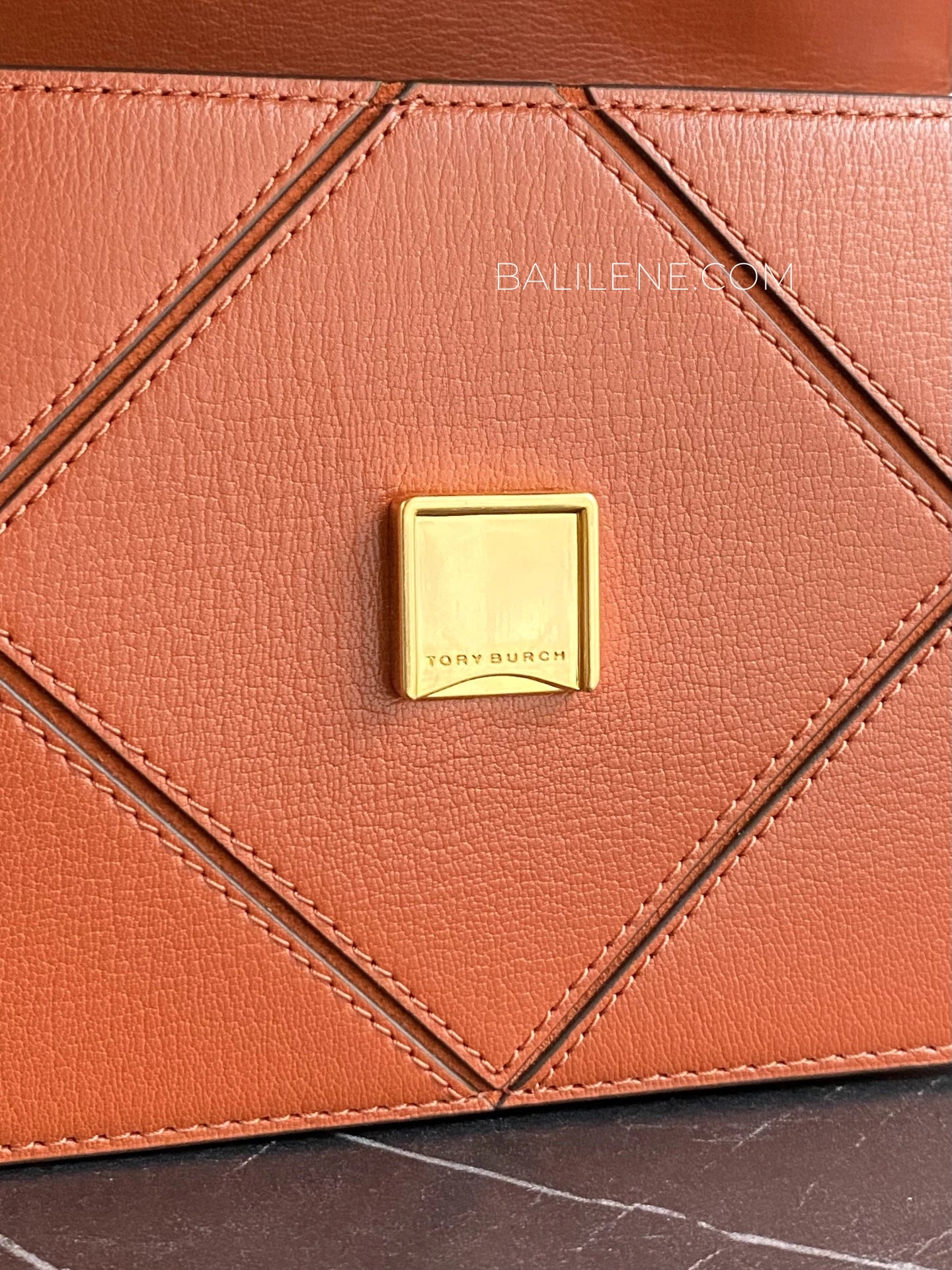 detail-Tory-Burch-75707-Eleanor-Diamond-Quilt-Small-Convertible-Shoulder-Bag-Roasted-Habanero-balilene