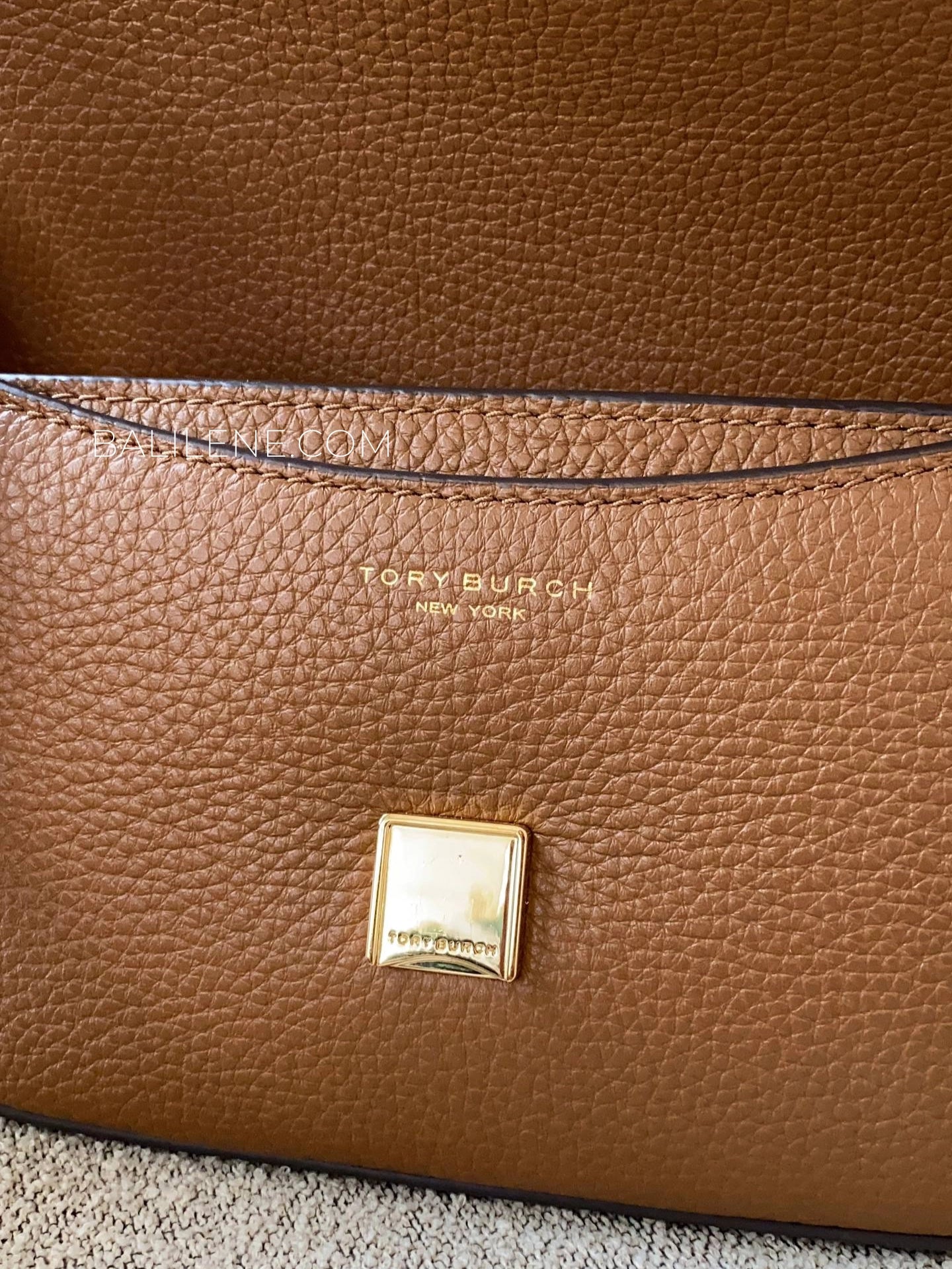 detail-Tory-Burch-Britten-Convertible-Crossbody-Bag-Moose-balilene