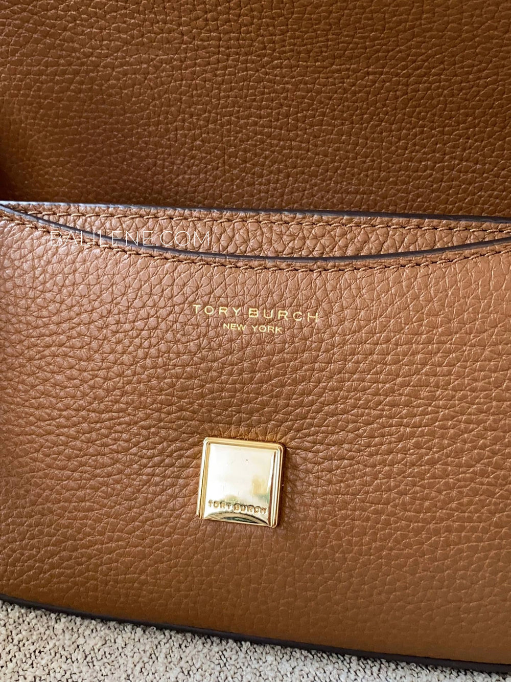 detail-Tory-Burch-Britten-Convertible-Crossbody-Bag-Moose-balilene