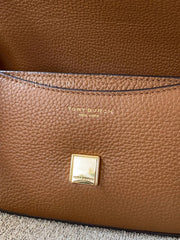 detail-Tory-Burch-Britten-Convertible-Crossbody-Bag-Moose-balilene