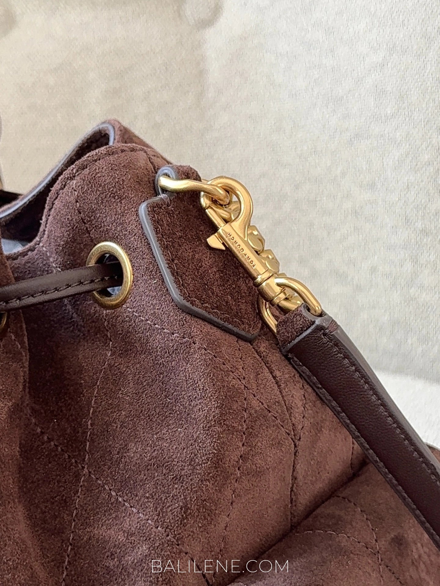 detail-Tory-Burch-Charlie-Suede-Drawstring-Shoulder-Bag-Dark-Cocoa-balilene